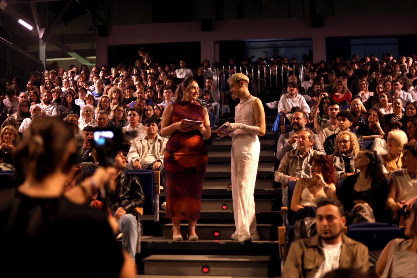 Claudia y Fernan Guirao entre el público